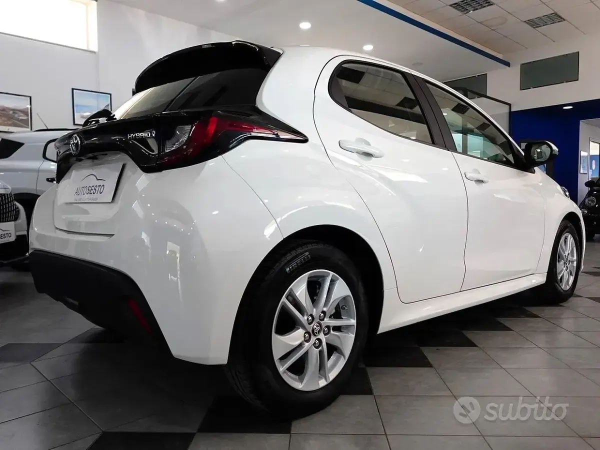 Usata Toyota Yaris Hybrid Business Edition 116 CV (85 kW) 2021 Bianco Berlina