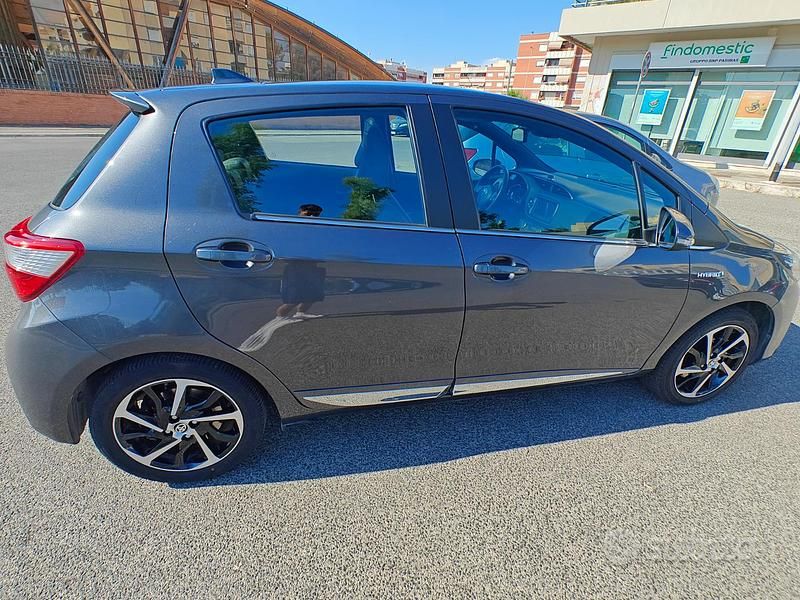 Usata Toyota Yaris Hybrid 99 CV (72 kW) 2019 Grigio Berlina