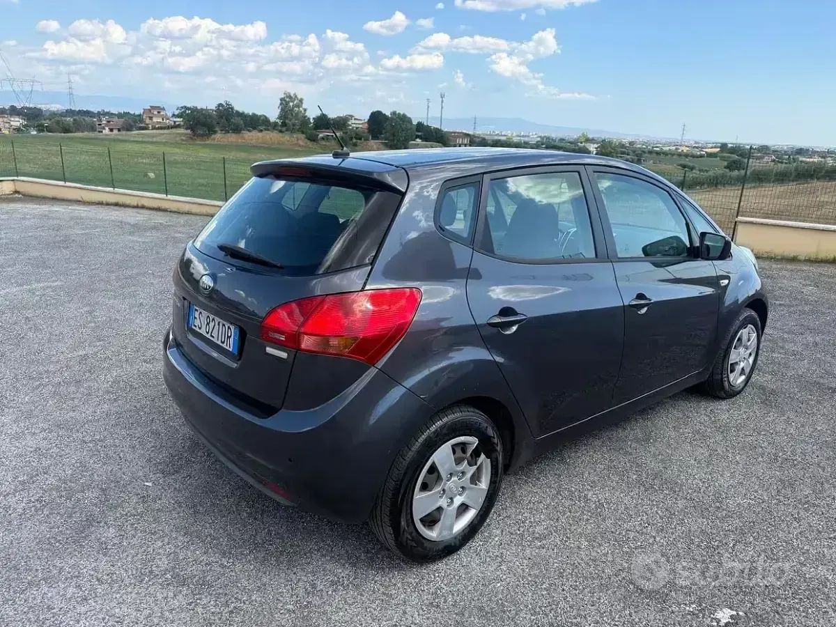 Usata Kia Venga 90 CV (66 kW) 2014 Nero Utilitaria