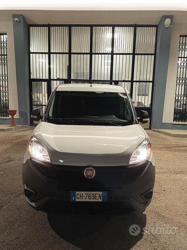 Usata Fiat Doblò S 90 CV (66 kW) 2022 Bianco Monovolume