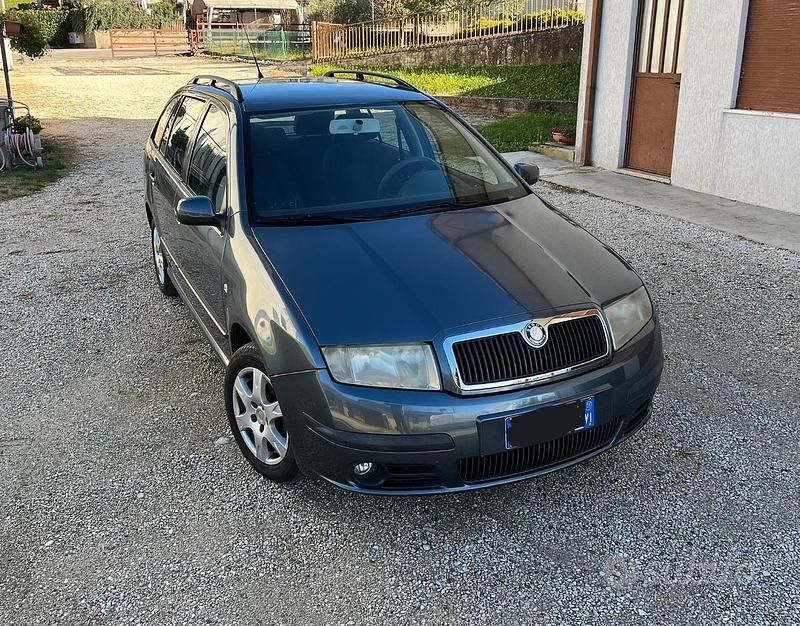 Grigio Usata 2005 Skoda Fabia Tre volumi | 1200 € (Buon prezzo) - Immagine 1/4