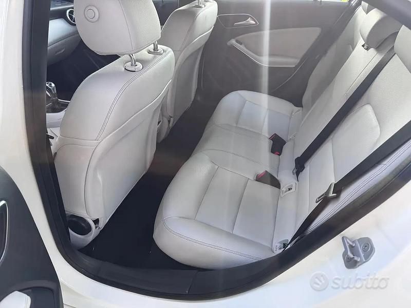 Usata Mercedes A180 Urban 122 CV (89 kW) 2015 Bianco Berlina