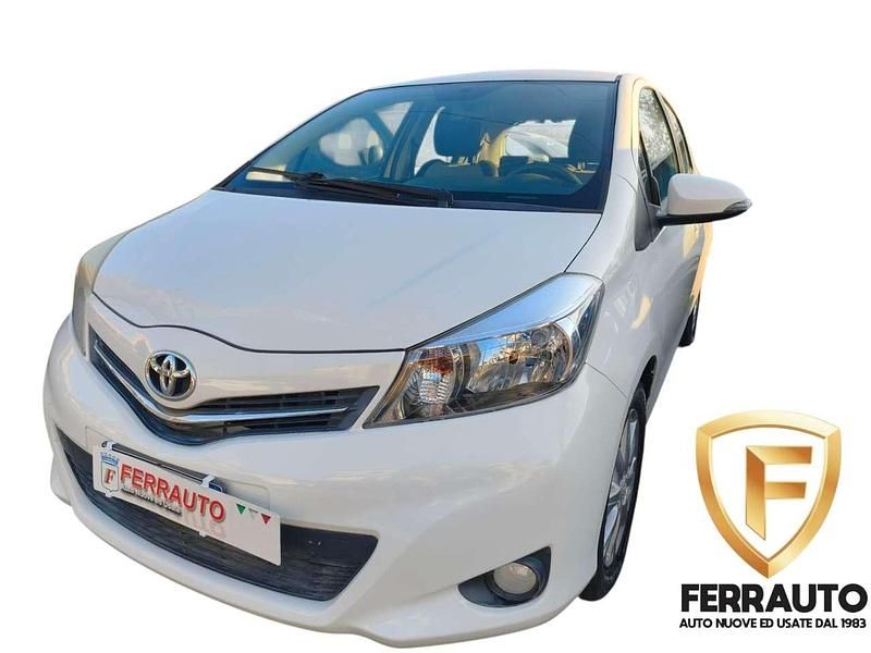 Bianco Usata 2012 Toyota Yaris Lounge Tre volumi | 5500 € (Buon prezzo) - Immagine 1/4