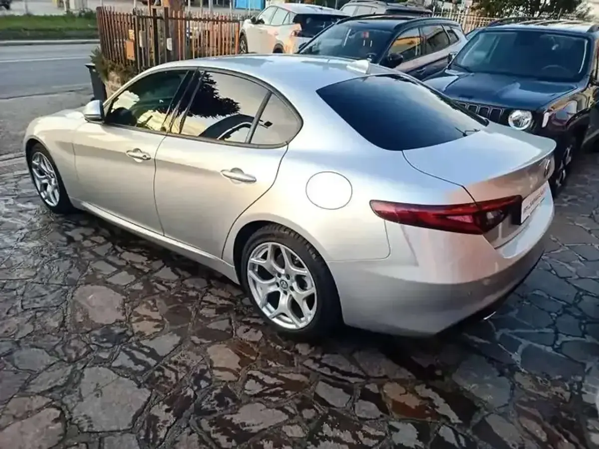 Usata Alfa Romeo Giulia Super 190 CV (139 kW) 2019 Argento Berlina