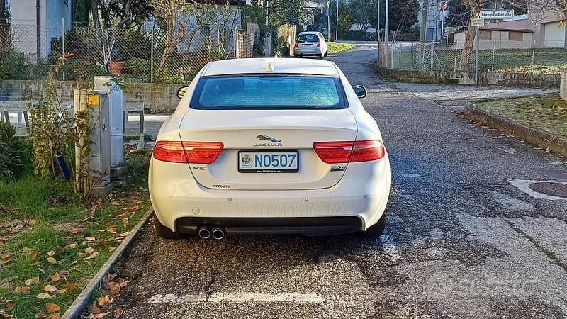 Usata Jaguar XE 180 CV (132 kW) 2017 Bianco Berlina