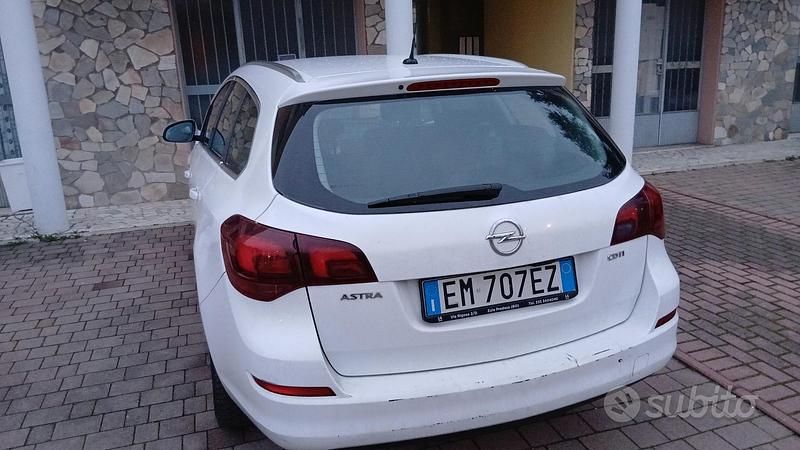 Usata Opel Astra Cosmo 110 CV (80 kW) 2012 Bianco Station wagon