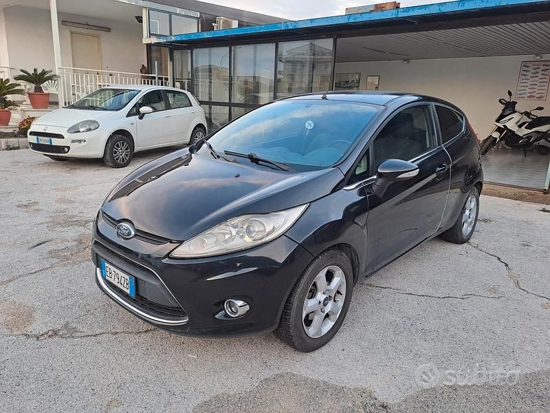 Nero Usata 2010 Ford Fiesta Titanium Tre volumi | 2699 € (Ottimo prezzo) - Immagine 1/4