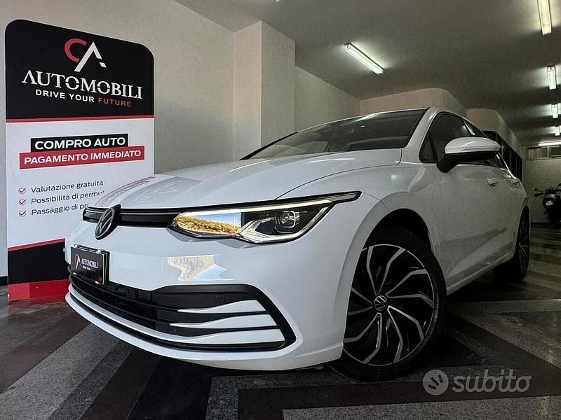 Bianco Usata 2022 VW Golf VIII Style Tre volumi | 19.900 € (Buon prezzo) - Immagine 1/4