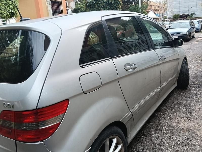Usata Mercedes B180 Chrome 108 CV (79 kW) 2007 Grigio Monovolume