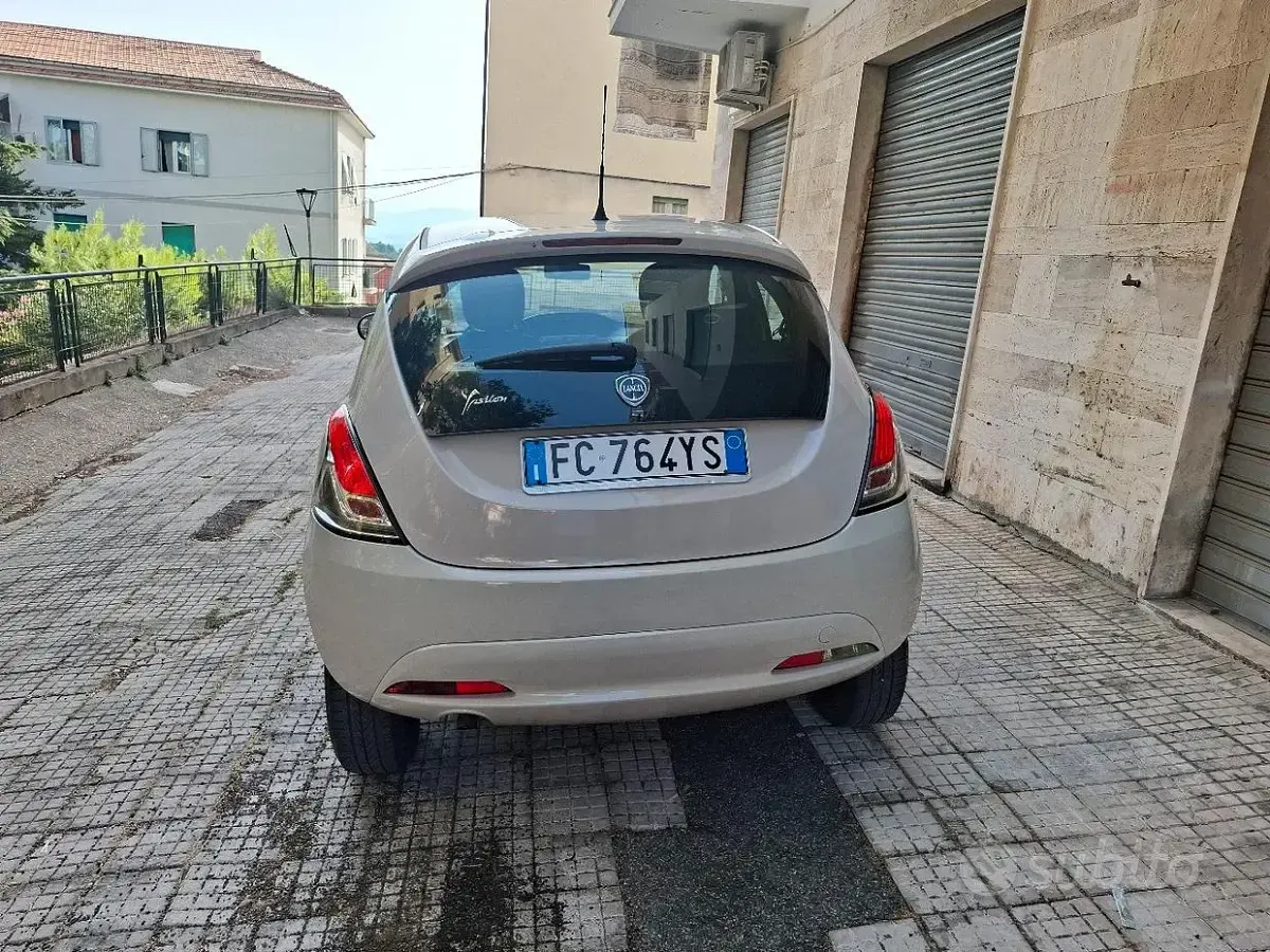 Usata Lancia Ypsilon 85 CV (62 kW) 2016 Bianco Utilitaria