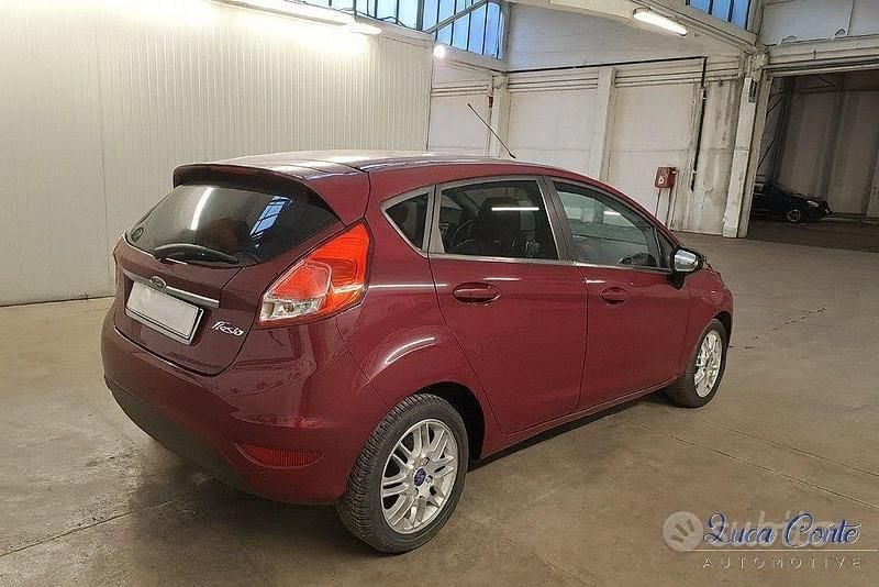 Usata Ford Fiesta Titanium 96 CV (70 kW) 2010 Rosso Utilitaria