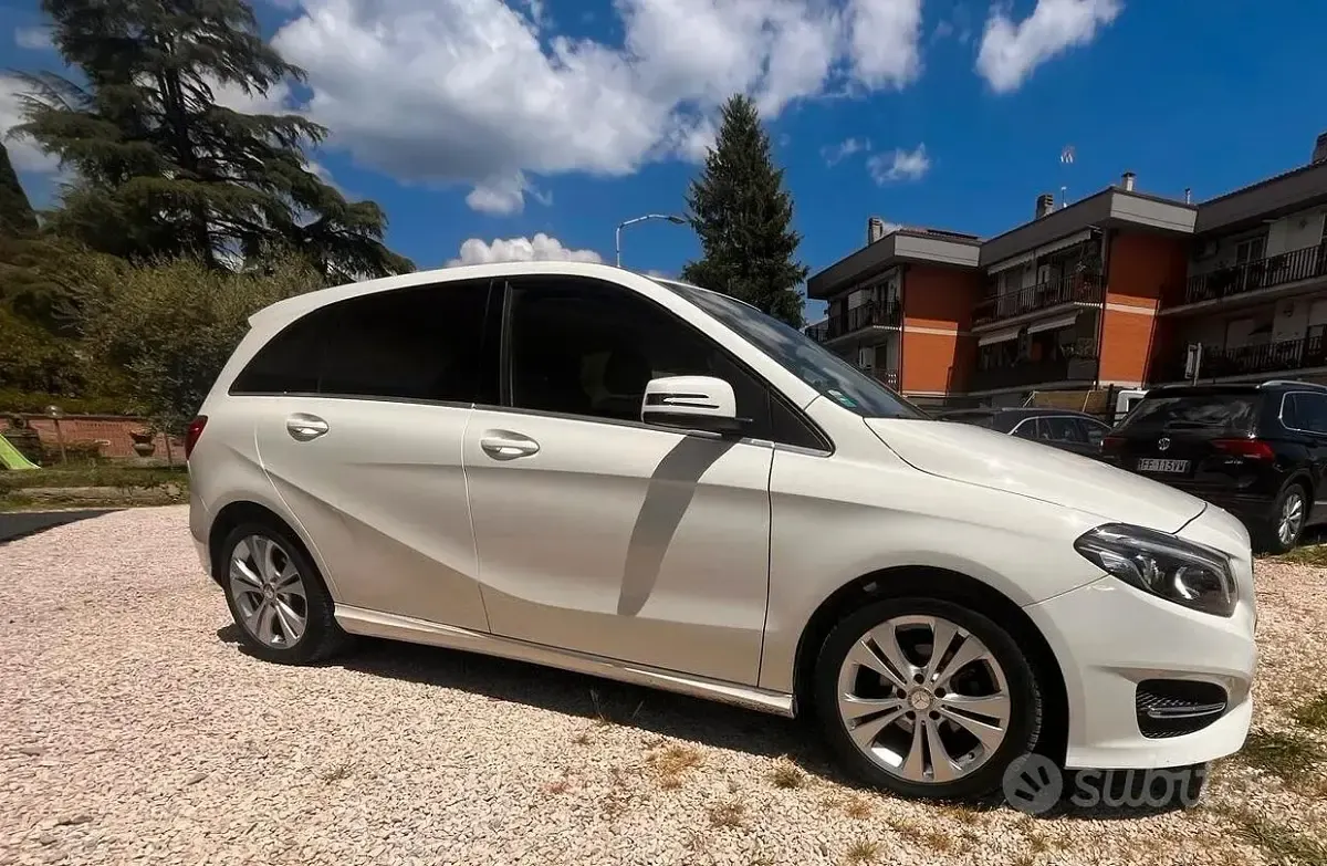 Usata Mercedes B180 Business 109 CV (80 kW) 2015 Bianco Utilitaria
