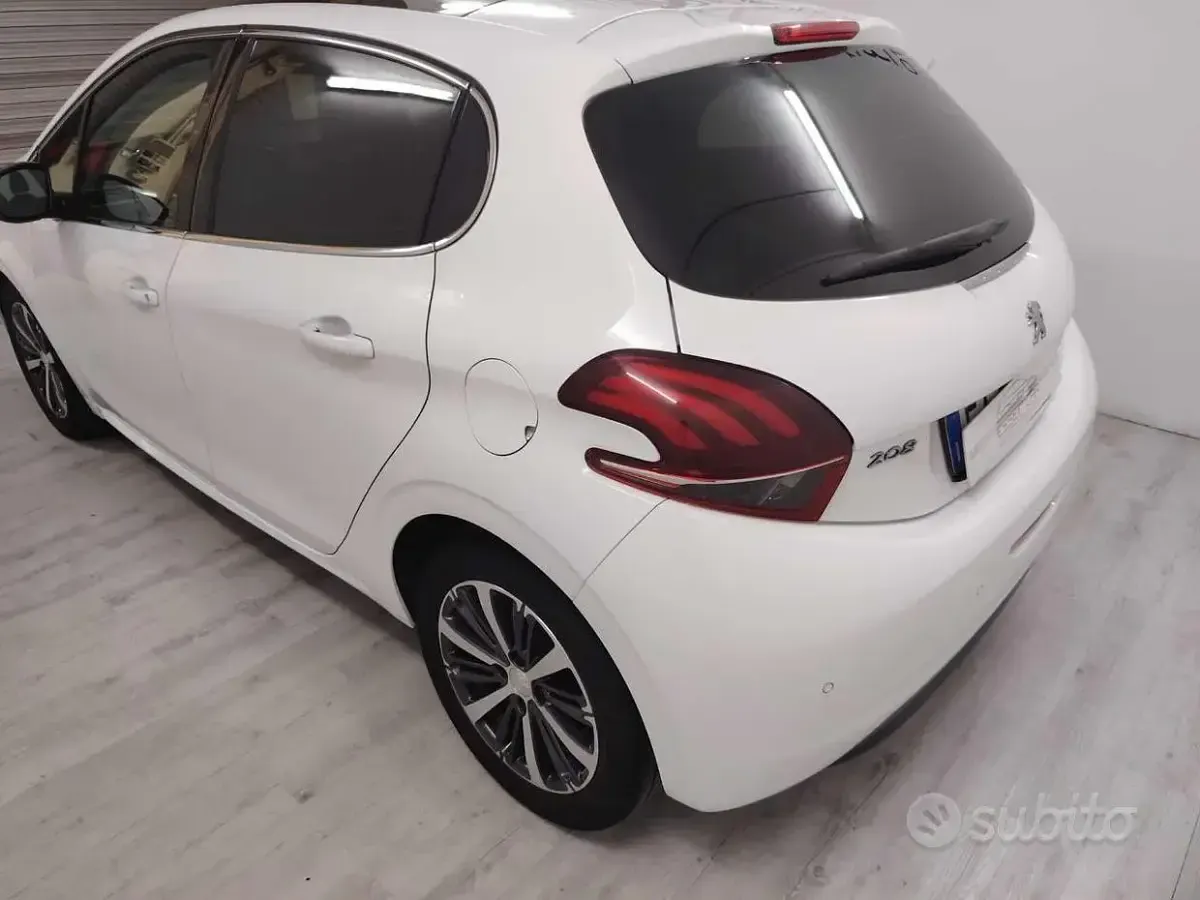 Usata Peugeot 208 Allure 75 CV (55 kW) 2015 Bianco Utilitaria