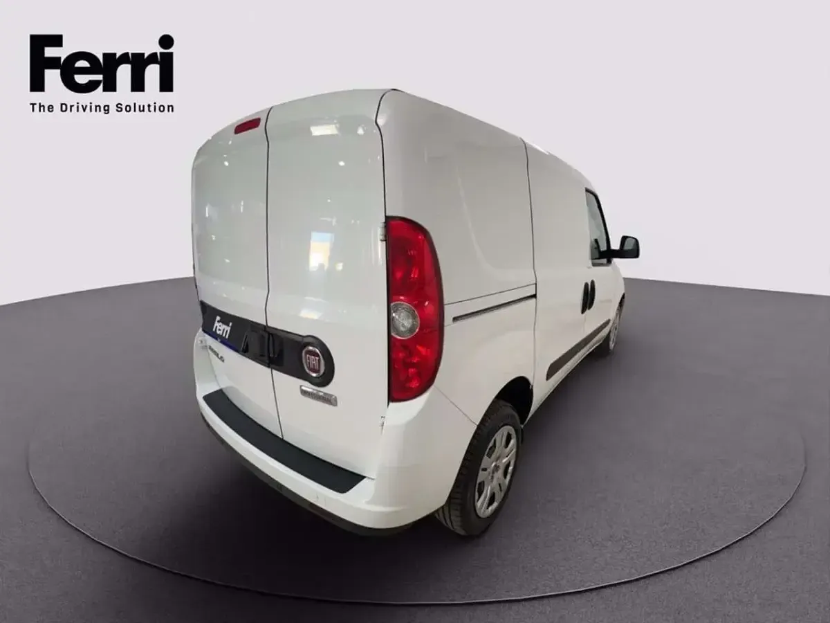 Usata Fiat Doblò Lounge 105 CV (77 kW) 2022 Bianco Monovolume