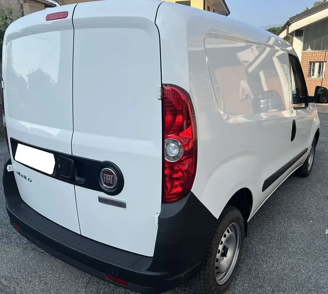 Usata Fiat Doblò 90 CV (66 kW) 2022 Bianco Monovolume