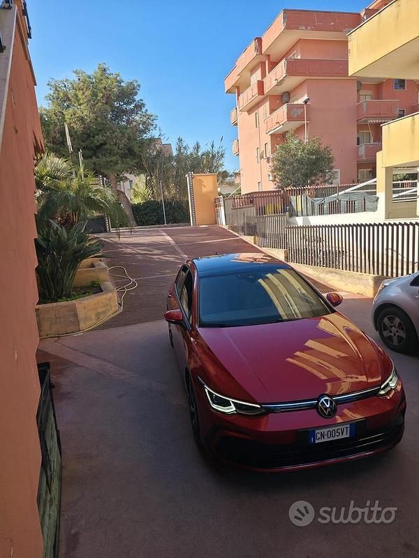 Rosso Usata 2022 VW Golf VIII R-line Tre volumi | 27.000 € (Buon prezzo) - Immagine 1/4