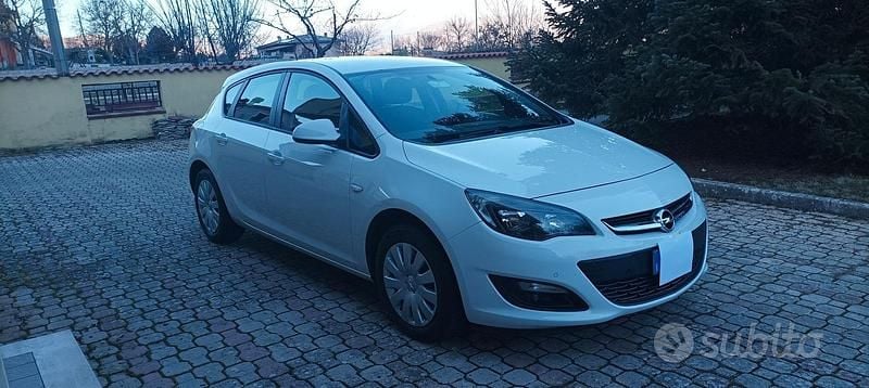 Bianco Usata 2014 Opel Astra Tre volumi | 4800 € (Buon prezzo) - Immagine 1/4