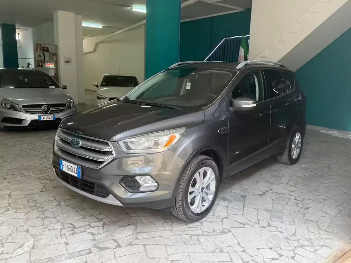 Usata Ford Kuga 150 CV (110 kW) 2017 Grigio SUV