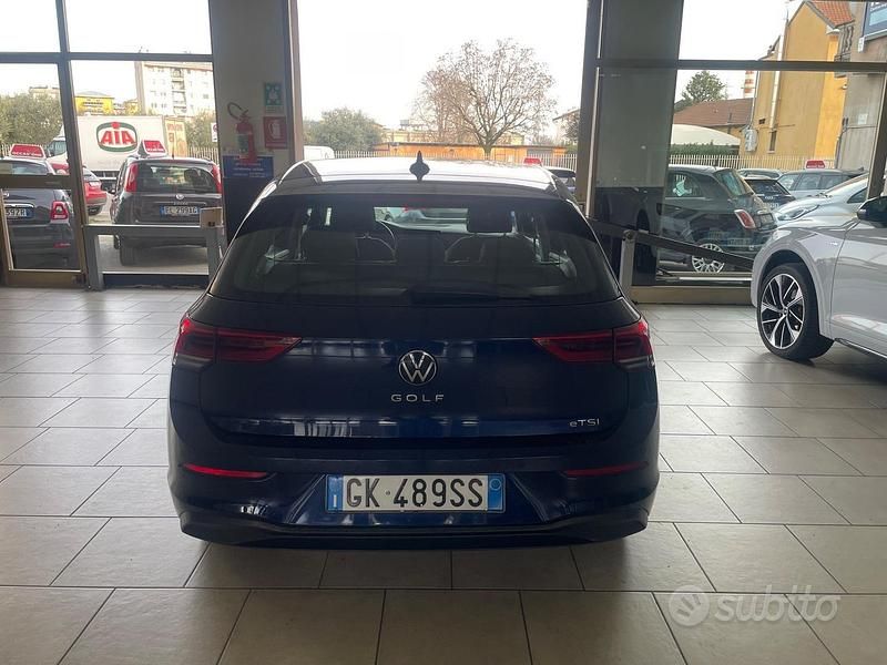 Usata VW Golf VIII Life 110 CV (80 kW) 2022 Blu Berlina