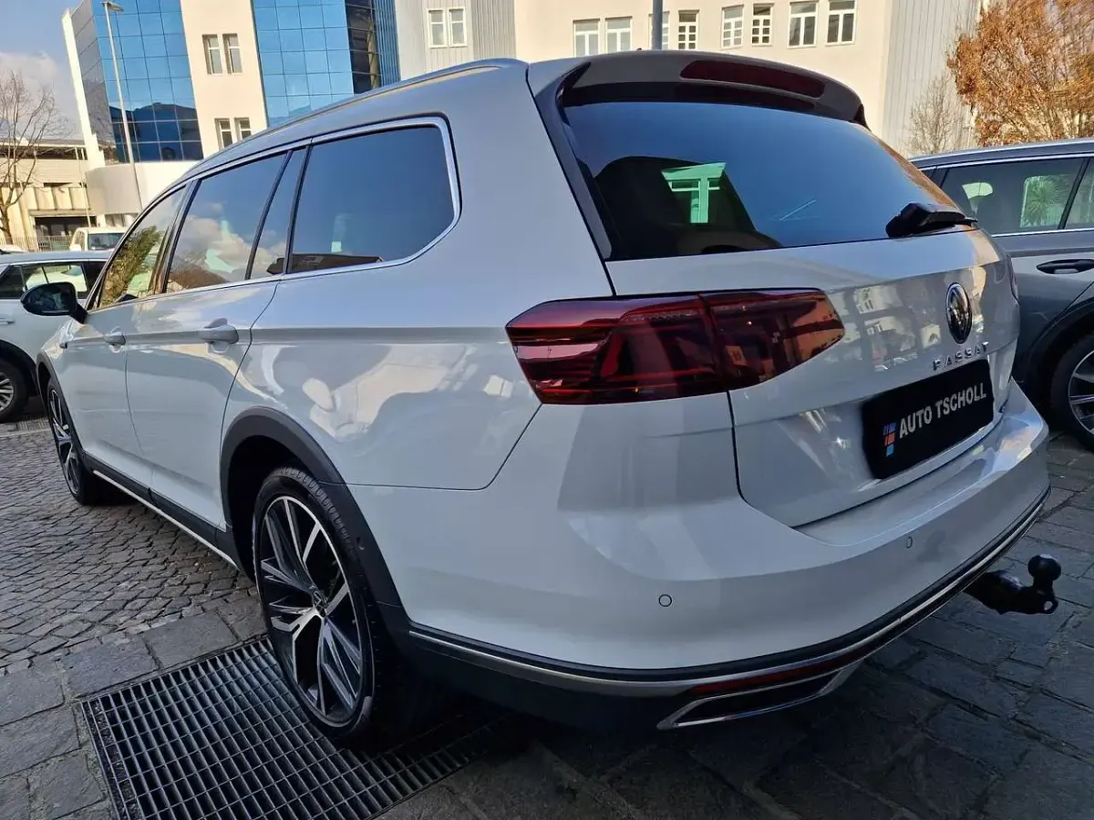 Usata VW Passat Alltrack Pro 200 CV (147 kW) 2023 Gletscherweiß metallic Station wagon