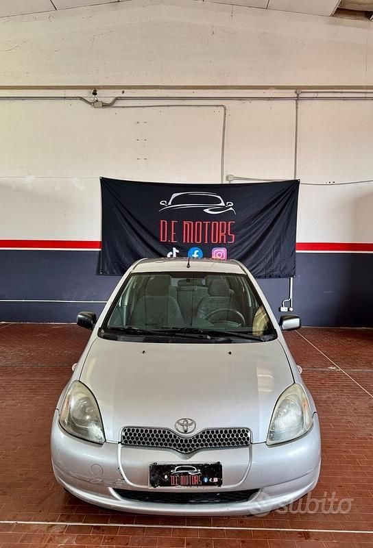 Usata Toyota Yaris 68 CV (50 kW) 2001 Grigio Berlina