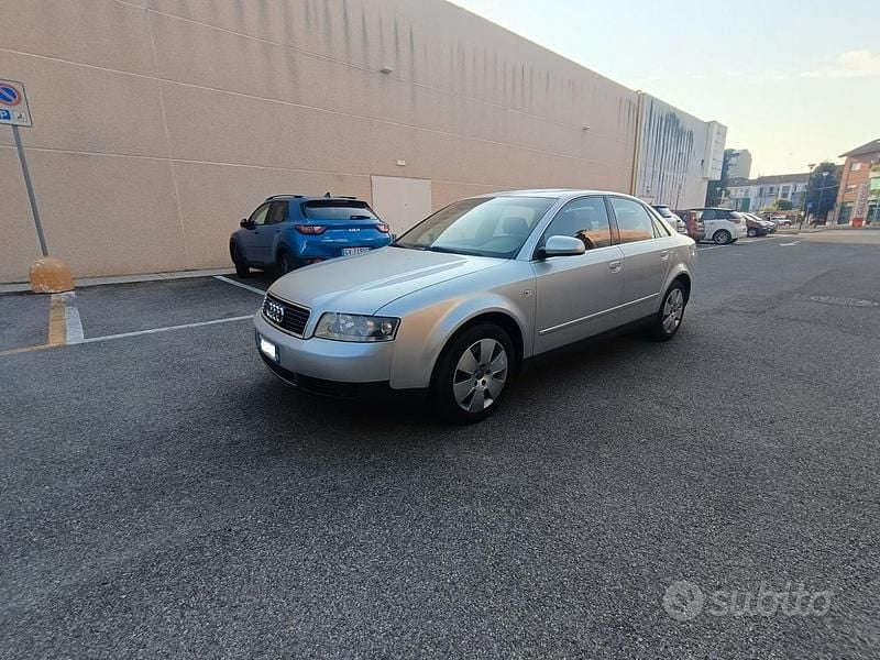 Grigio Usata 2002 Audi A4 Tre volumi | 3550 € (Buon prezzo) - Immagine 1/4