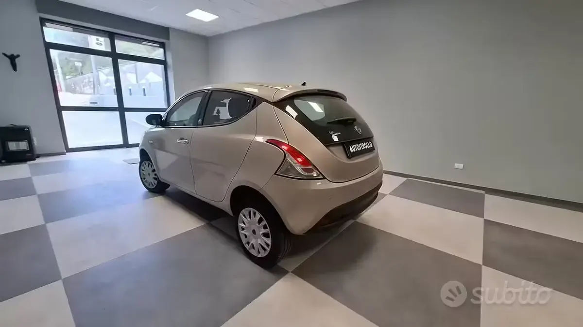 Usata Lancia Ypsilon 80 CV (58 kW) 2014 Grigio Utilitaria