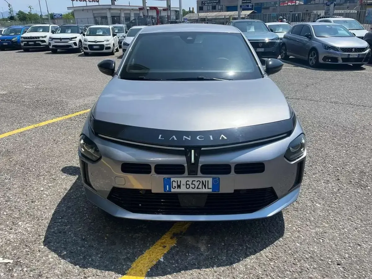 Usata Lancia Ypsilon 110 CV (80 kW) 2024 Grigio Utilitaria