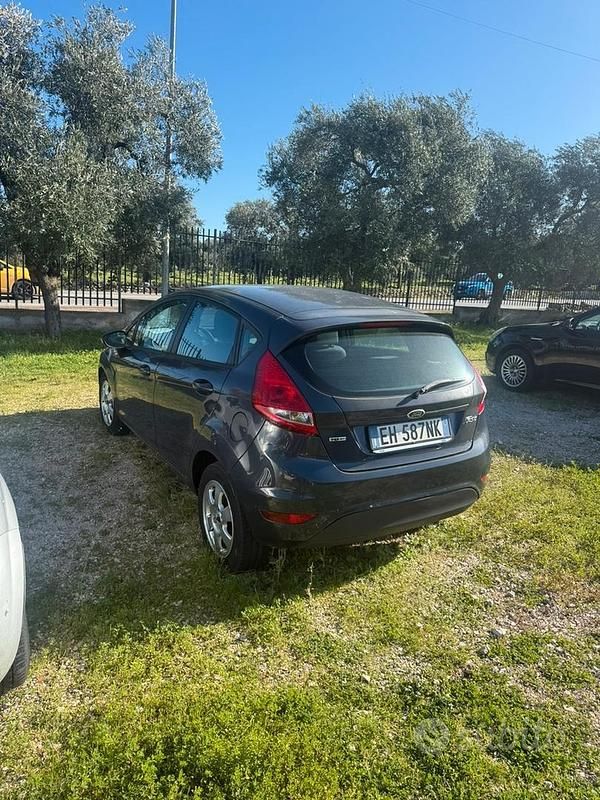 Usata Ford Fiesta 70 CV (51 kW) 2010 Grigio Utilitaria