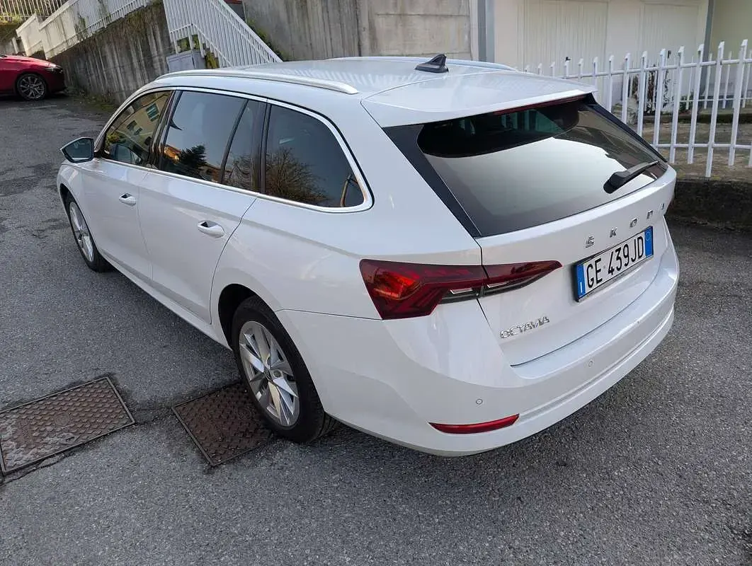 Usata Skoda Octavia Executive 116 CV (85 kW) 2021 Bianco Station wagon