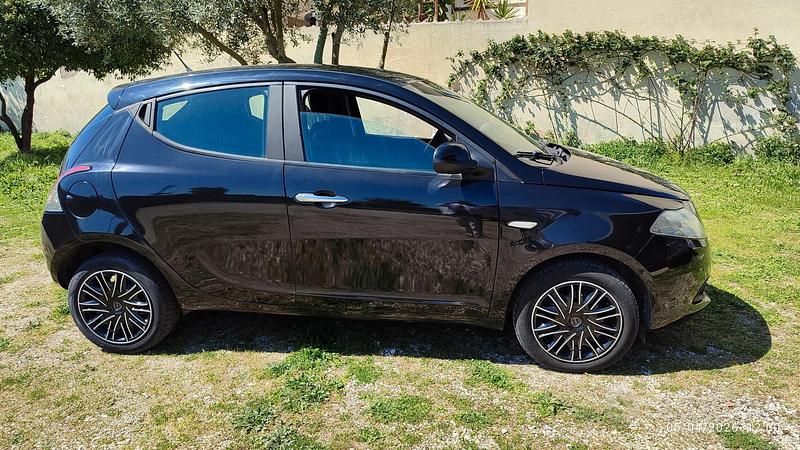 Usata Lancia Ypsilon 69 CV (50 kW) 2014 Nero Utilitaria