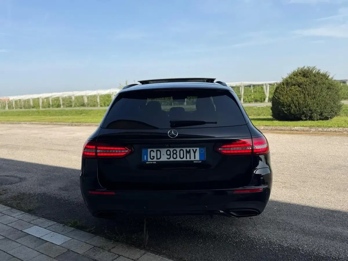 Usata Mercedes E300 Premium Plus 194 CV (142 kW) 2021 Nero Station wagon