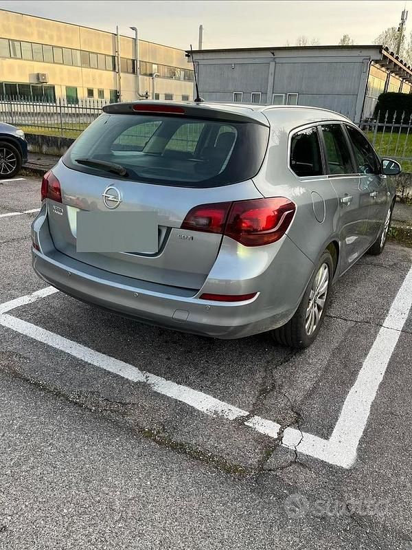 Usata Opel Astra 110 CV (80 kW) 2011 Grigio Station wagon