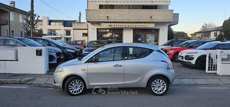 Usata Lancia Ypsilon 69 CV (50 kW) 2014 Argento Utilitaria