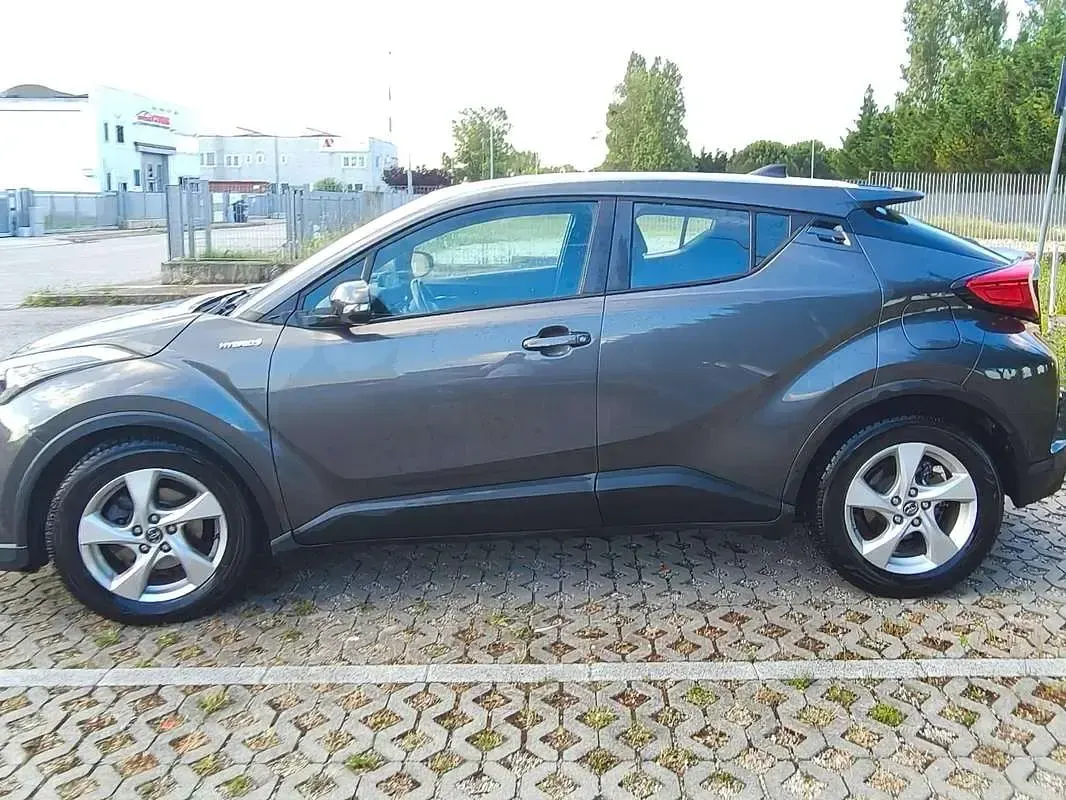 Usata Toyota C-HR Active 98 CV (72 kW) 2018 Grigio SUV