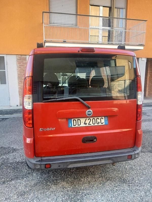 Usata Fiat Doblò 77 CV (56 kW) 2006 Rosso Monovolume