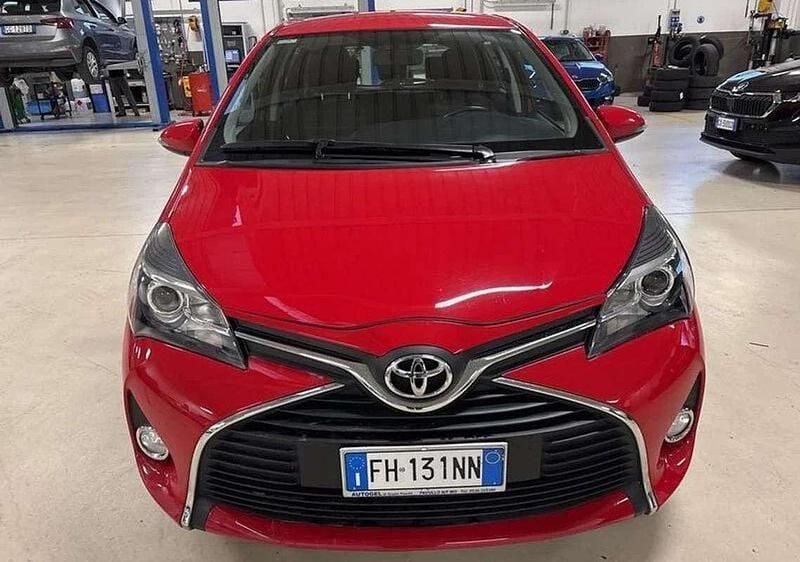 Usata Toyota Yaris Lounge 69 CV (50 kW) 2017 Rosso Berlina