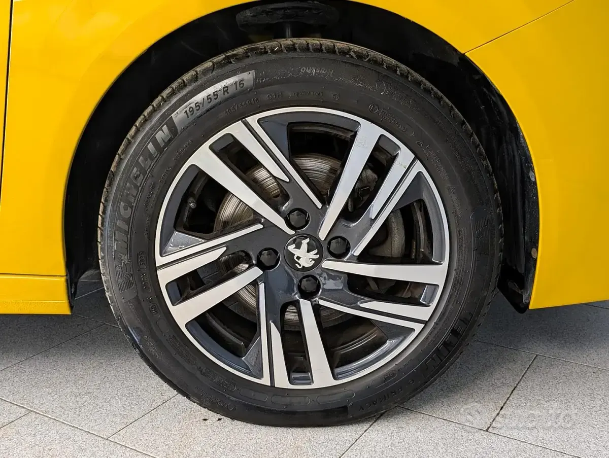 Usata Peugeot 208 Style 100 CV (73 kW) 2024 Giallo Utilitaria