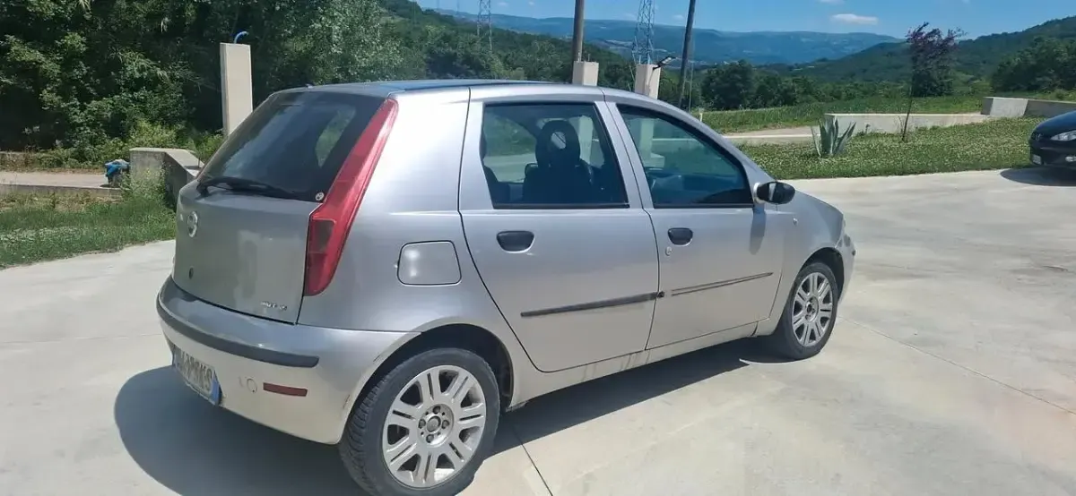 Usata Fiat Punto Dynamic 69 CV (50 kW) 2004 Argento Utilitaria