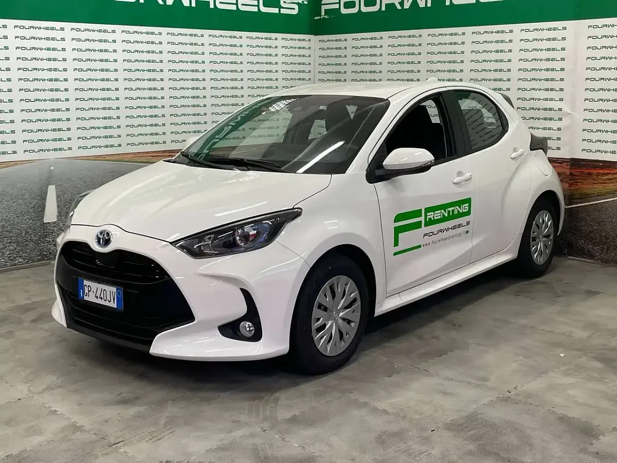 Usata Toyota Yaris Hybrid Active 92 CV (67 kW) 2023 Bianca Berlina