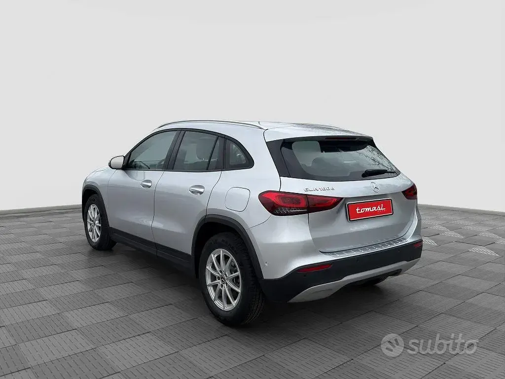 Usata Mercedes GLA180 Business 116 CV (85 kW) 2022 Argento SUV