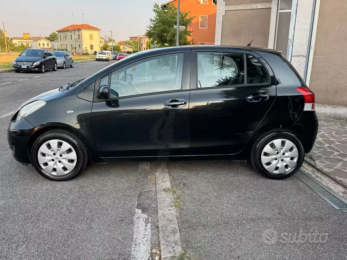 Usata Toyota Yaris Sol 101 CV (74 kW) 2009 Nero Utilitaria