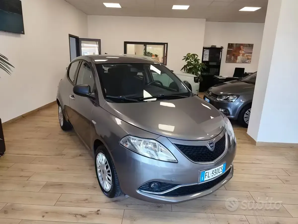 Usata Lancia Ypsilon Silver 69 CV (50 kW) 2017 Grigio Utilitaria