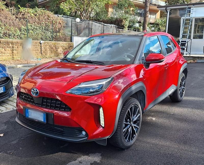 Usata Toyota Yaris Hybrid Lounge 92 CV (67 kW) 2022 Rosso Station wagon