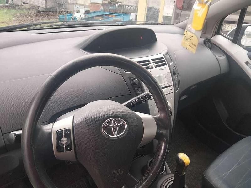 Begagnad Toyota Yaris Sol 69 HK (50 kW) 2007 Silver Halvkombi