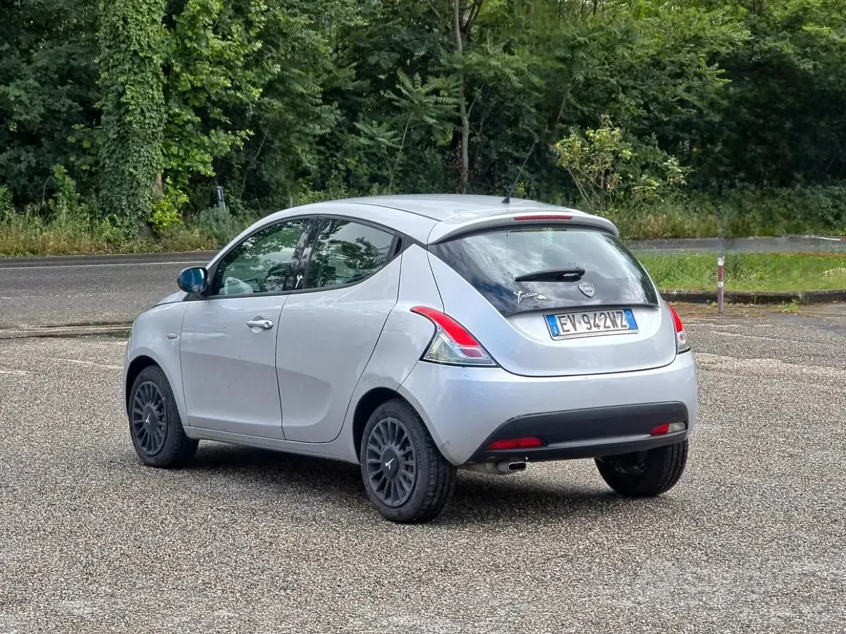 Usata Lancia Ypsilon Gold 69 CV (50 kW) 2014 Grigio Utilitaria