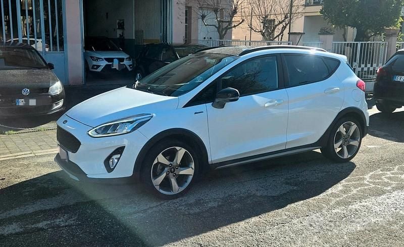 Usata Ford Fiesta Active 85 CV (62 kW) 2019 Bianco Utilitaria