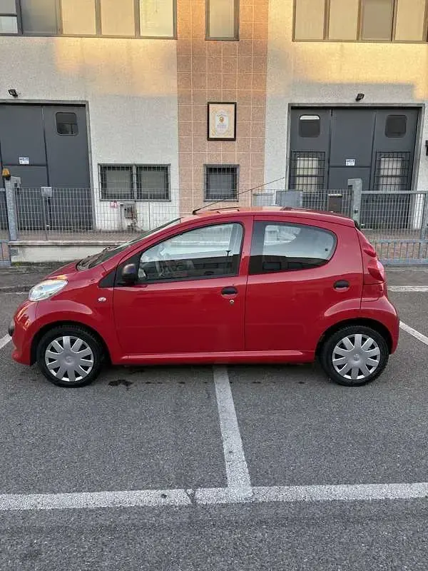 Usata Peugeot 107 68 CV (50 kW) 2007 Rosso Utilitaria