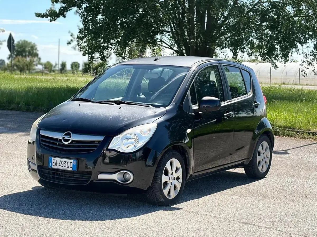 Begagnad Opel Agila 65 HK (47 kW) 2010 Svart Halvkombi