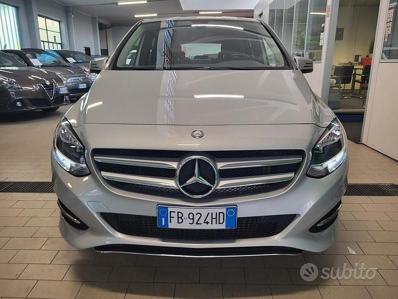 Usata Mercedes B180 109 CV (80 kW) 2015 Grigio Monovolume